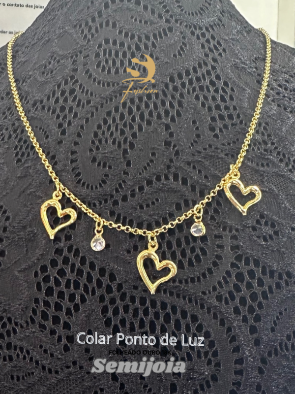 Colar 3 coracoes vazados e 2 ponto de luz -semijoia banhado ouro 18K
