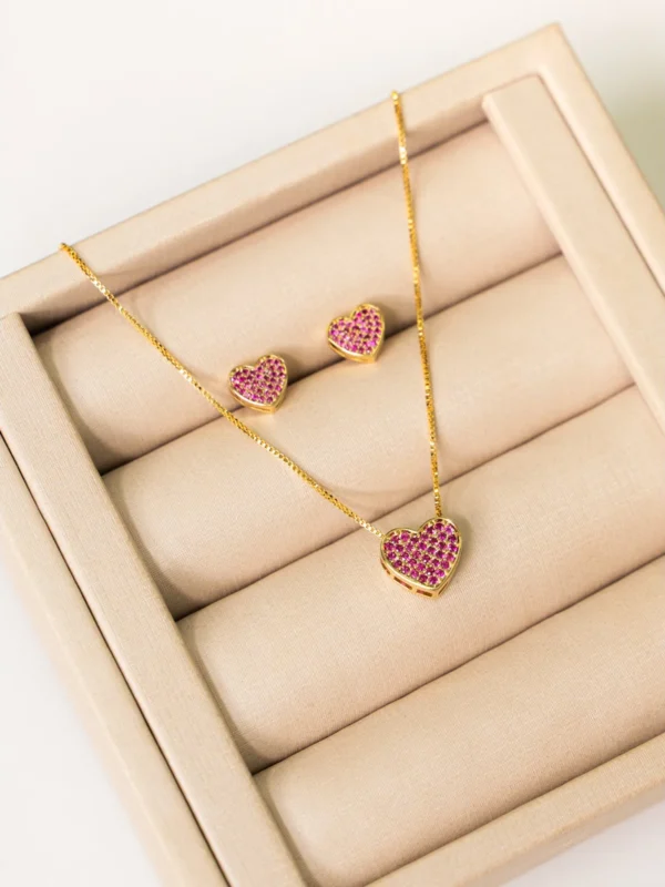 Conjunto de Colar e Brincos de Coração Cravejado com Mini Zircônias Rosas folheado em ouro 18k