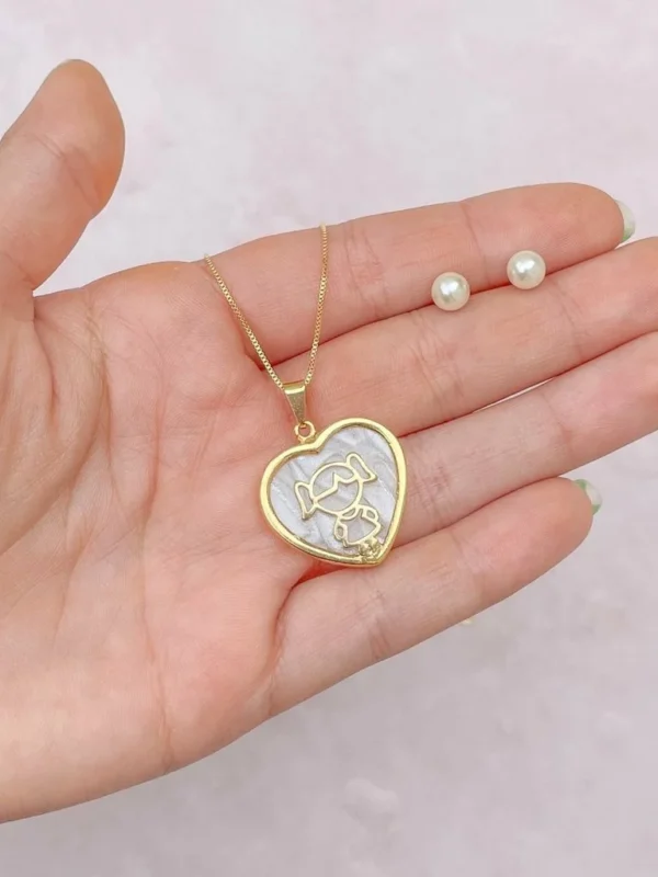 CONJUNTO MADREPÉROLA BRINCO E COLAR CORAÇÃO FILHA- Semijoia