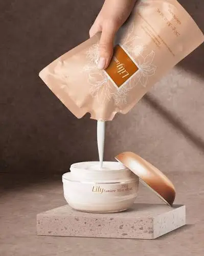 Kit com 2 produtos - 1 regular e 1 Refil -Hidratante Acetinado Lily Lumière, 250g - oBoticario